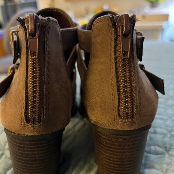 Soda Cambridge chunky heel boots.  Size 6 - Picture 4 of 9